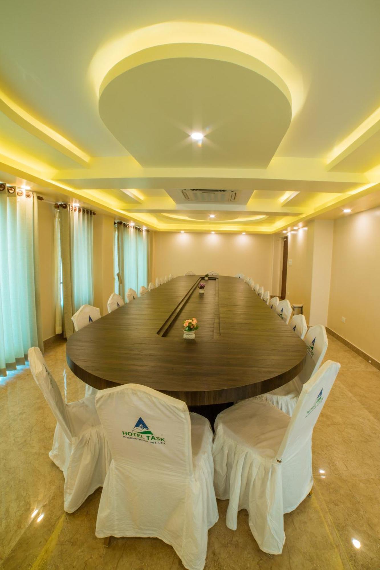 Hotel Task International Pokhara Esterno foto