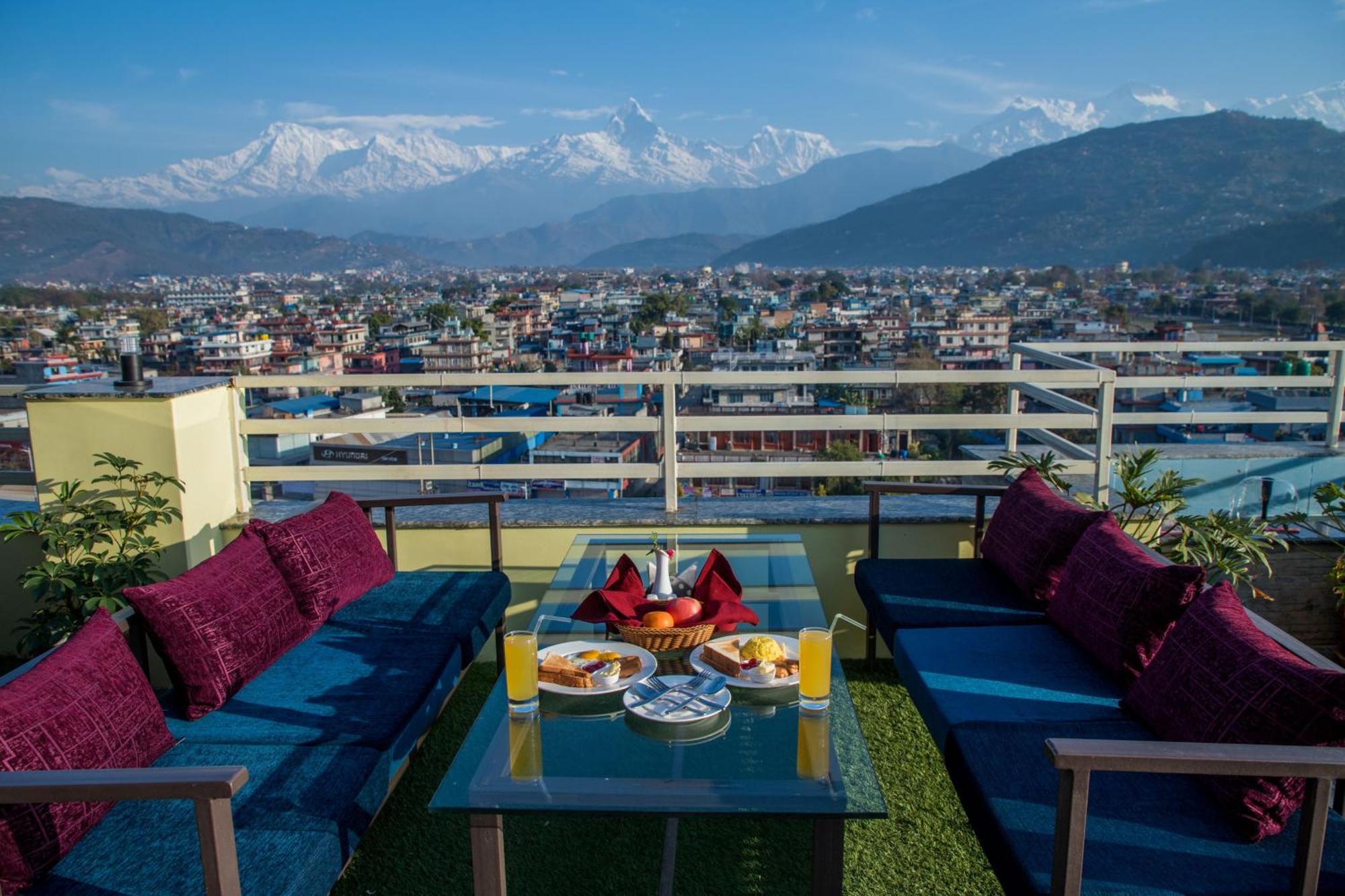 Hotel Task International Pokhara Esterno foto