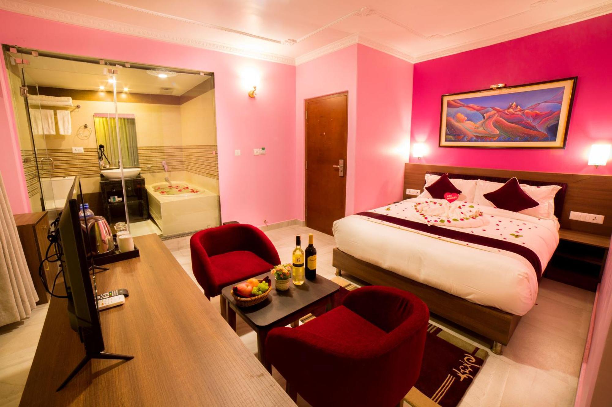 Hotel Task International Pokhara Esterno foto