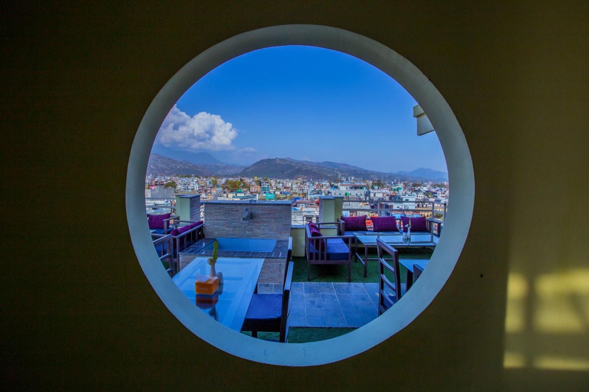 Hotel Task International Pokhara Esterno foto