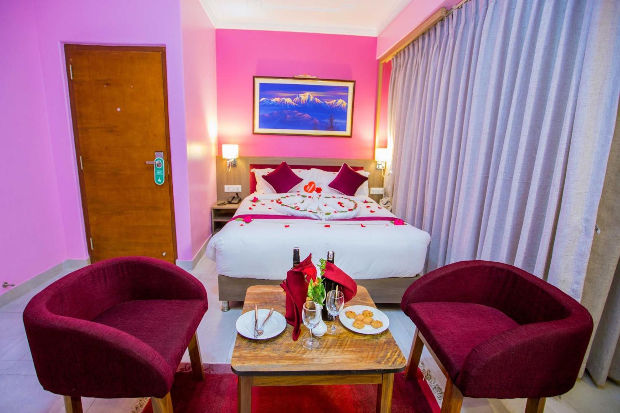 Hotel Task International Pokhara Esterno foto